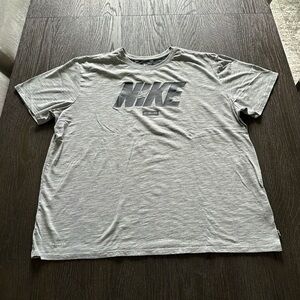 Nike Men's Light Gray Short Sleeve Tee
